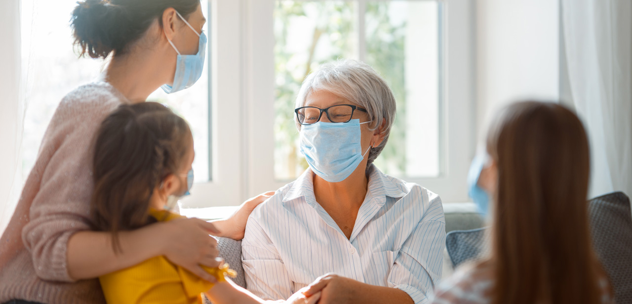 Visuel d'une famille qui passent du temps ensemble et qui portent un masque