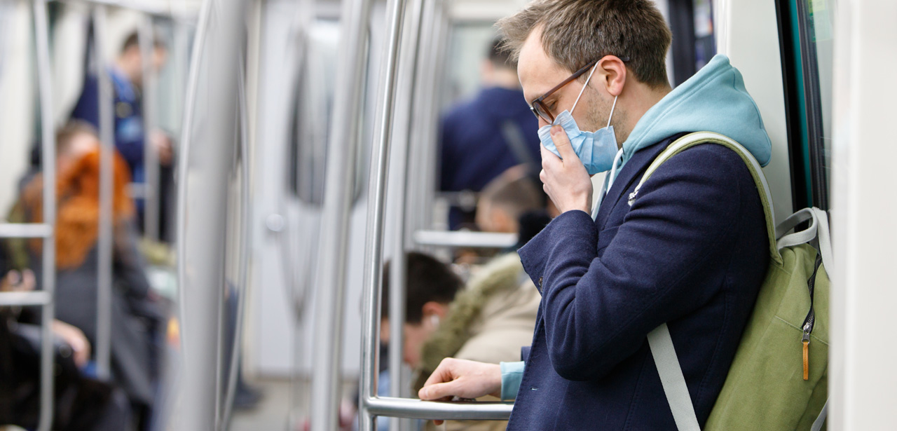 Photo d'un homme portant un masque dans les transports en commun