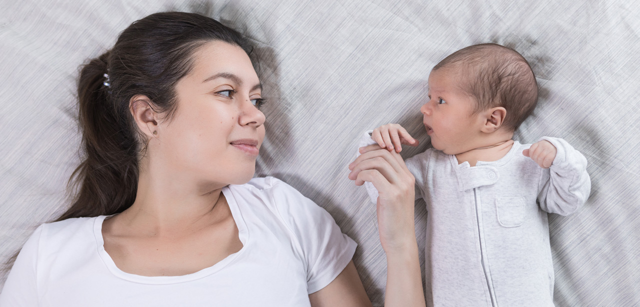 Visuel femme regardant un nourrisson avec bienveillance