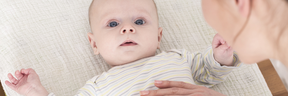 Visuel d'un adulte réconfortant un bébé