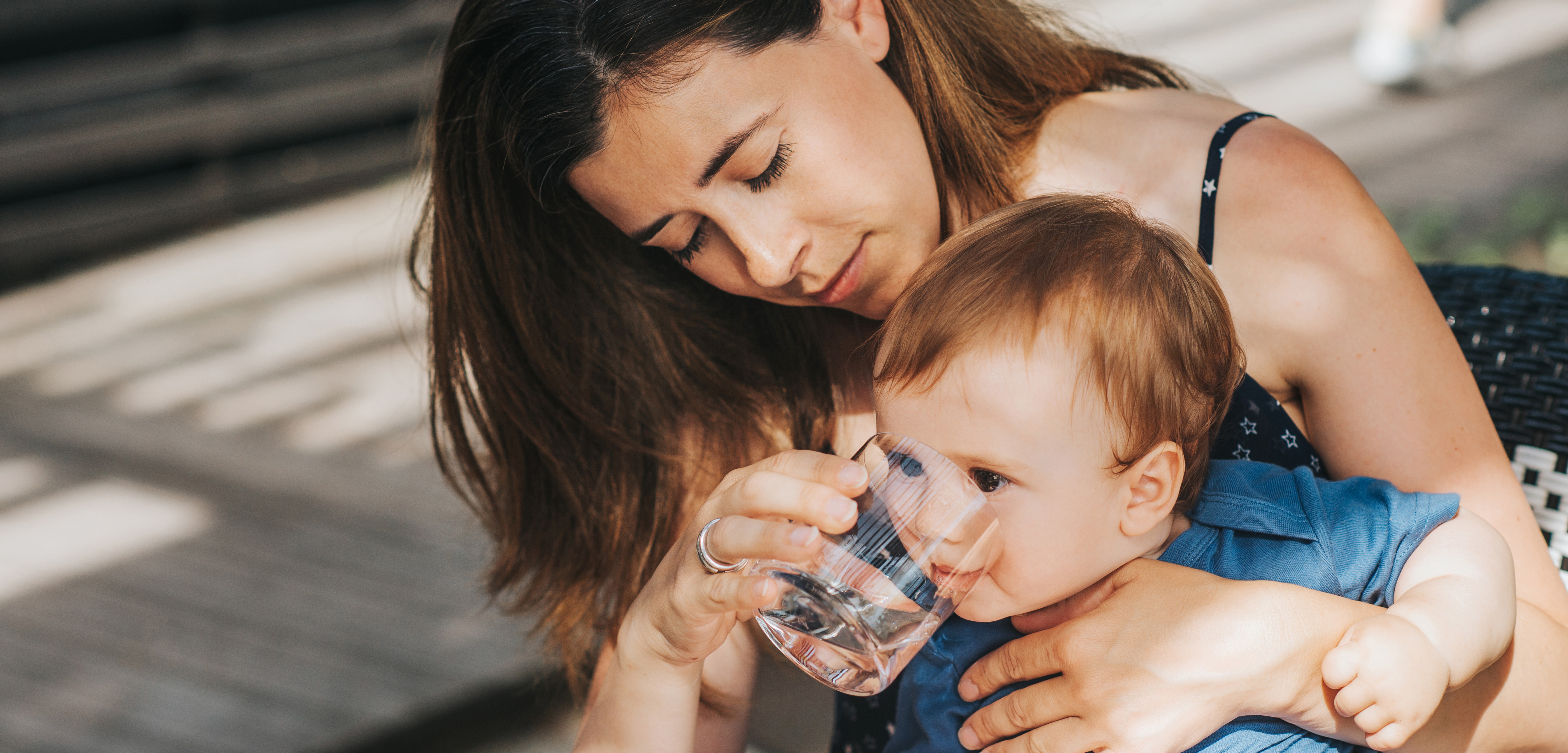 Visuel d'une maman en train de donner à boire à son enfant