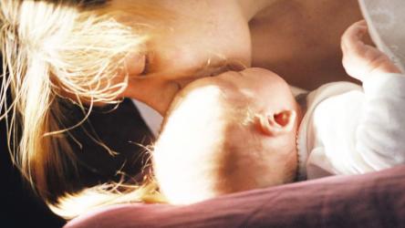 Visuel illustratif - Une maman embrasse son enfant