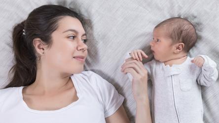 Visuel femme regardant un nourrisson avec bienveillance