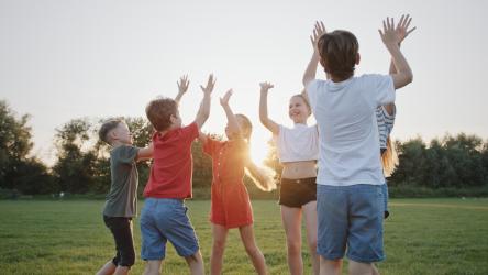 visuel représentant des enfants en train de jouer ensemble en extérieur