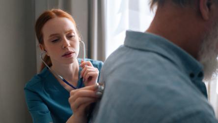 Un médecin ausculte un patient avec un stéthoscope