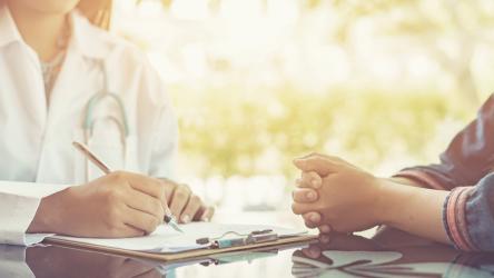 Visuel d'un médecin en consultation avec son patient