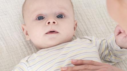 Visuel d'un adulte réconfortant un bébé