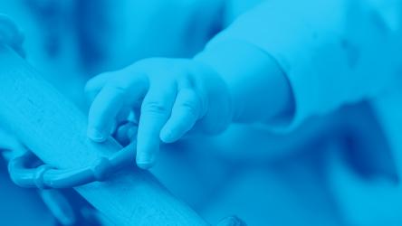 Visuel d'un nourrisson jouant dans son lit