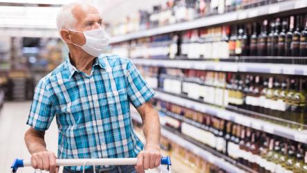 Personne dans un supermarché dans un rayon de boissons alcoolisées