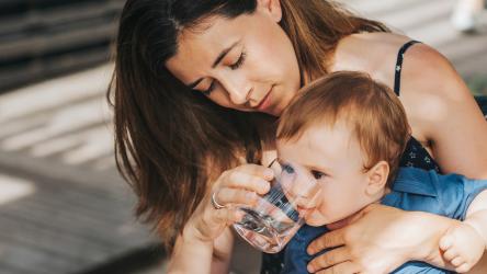 Visuel d'une maman en train de donner à boire à son enfant