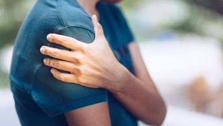 Personne avec douleur à l'épaule, troubles musculo-squelettiques, santé publique france