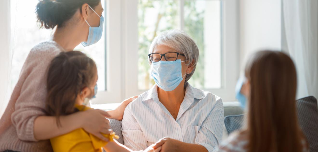 Visuel d'une famille qui passent du temps ensemble et qui portent un masque