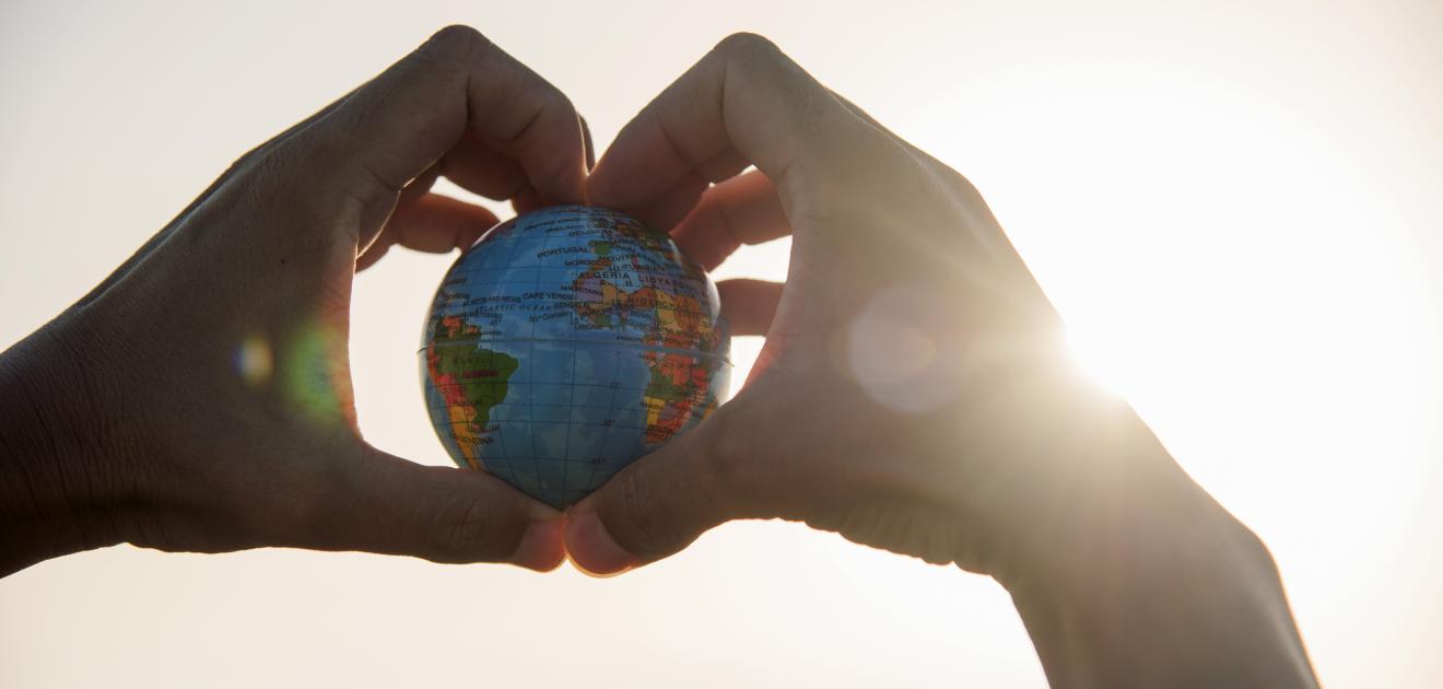 Illustration du changement climatique avec un globe entre les mains