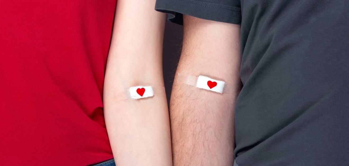 Illustration montrant le bras de deux personnes avec un pansement ayant fait un don de sang
